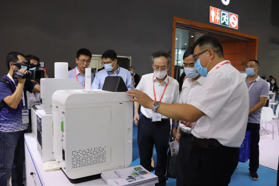 广东省科技厅龚建文巡视员及中国昭通分析测试中心测试钻研所陈江韩所长一行光临HAPPY8开心8展位参观领导