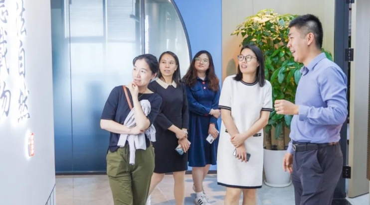 中国仪器仪表学会副秘书长张莉一行光临HAPPY8开心8调研领导